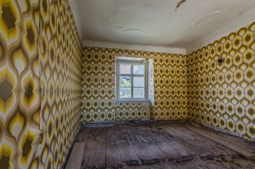 zimmer mit alter tapete