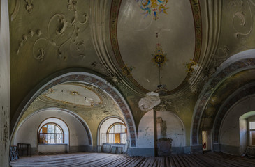 zimmer mit schloss und verzierungen
