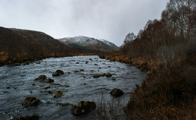 Fluss in den schottischen Highlands