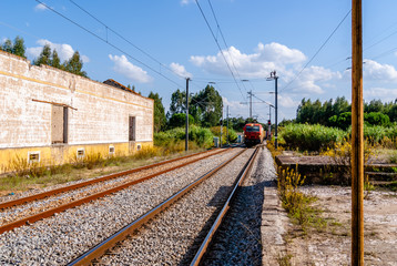 Obraz premium Train passing platform. A Diesel train seen speeding past a platform.