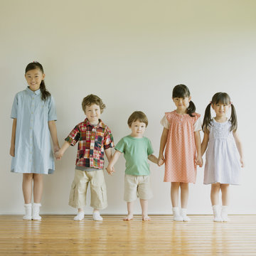 手をつなぎ微笑む子供たち