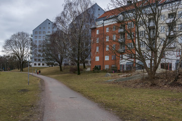 Fototapeta na wymiar Gångvägen vid husen