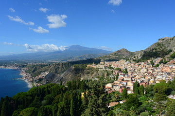Fototapeta na wymiar イタリア、シチリアのタオルミーナの風景
