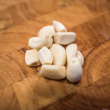 Knoblauch ungeschnitten gesch&auml;hlt