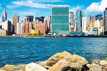 Obraz premium The United Nations headquarters and the midttown Manhattan skyline