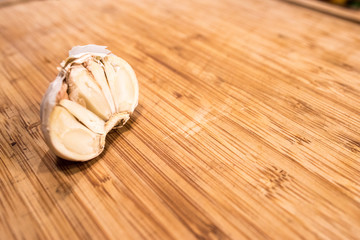 Knoblauch geschnitten auf Bambusbrett