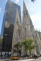église au centre de New York contraste architectural saisissant