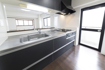 マンション　リフォーム　キッチン　勝手口あり施工例