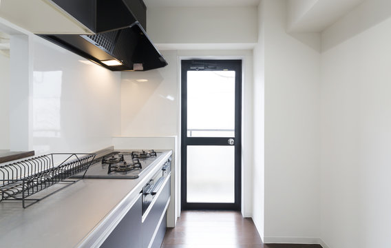 マンション　リフォーム　キッチン　勝手口あり施工例