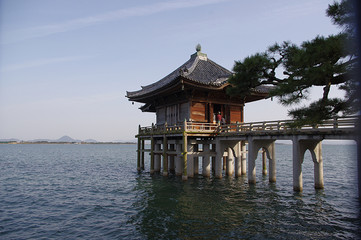 湖上の建物