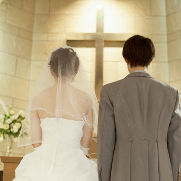 教会に立つ新郎新婦の後姿