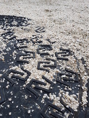 Alcantarilla negra con arena