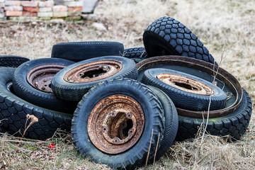 Naklejka premium old tyres thrown in the corner of the garden