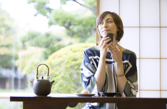 お茶を飲む外国人観光客