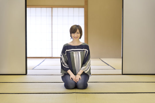 畳に正座をして正面を向く外国人女性