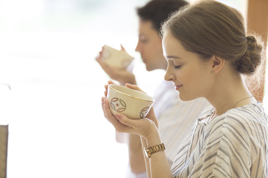 抹茶を楽しむ男女の外国人観光客