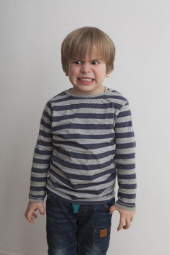 Ni&ntilde;o (5 a&ntilde;os) con cara de estar muy enfadado.