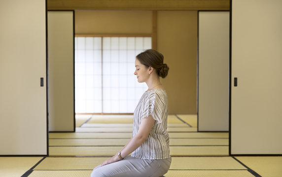 畳に正座をする外国人女性