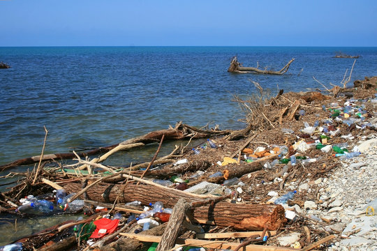 мусор на берегу моря