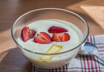 манная каша с клубникой