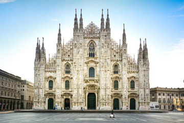 Fototapeta premium Fasada Duomo (Katedra w Mediolanie) we wczesnych godzinach porannych, Mediolan, Włochy