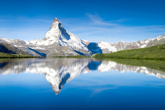 Fototapeta Stellisee und Matterhorn in den Schweizer Alpen bei Zermatt