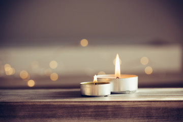 Fototapeta na wymiar Brennende Kerzen auf Holz