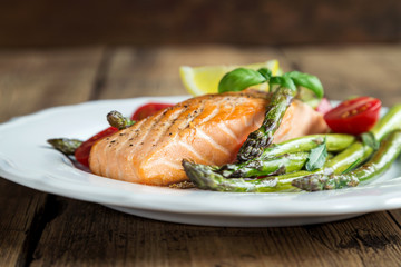 gebackener Lachs mit Spargel