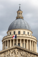 Fototapeta na wymiar dome of the Parisian pantheon with the French flag