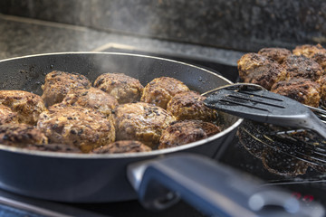 preparing meatballs, meatballs and beer, Frikadellen und Bier