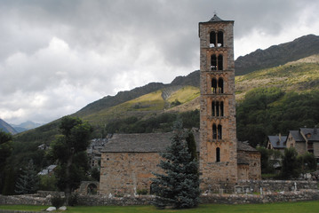 Fototapeta na wymiar Iglesia románica de San Vicente de Tahull