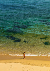 Solitude femme sur la plage en train de téléphoner avec son portable - Solitude woman on the beach calling with her mobile phone
