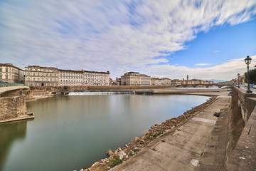 Obraz premium Vista panoramica di Firenze dalla Pescaia durante una giornata calda.