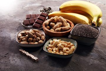 Products containing magnesium: bananas, pumpkin seeds, cashew nuts, peanuts and pistachios