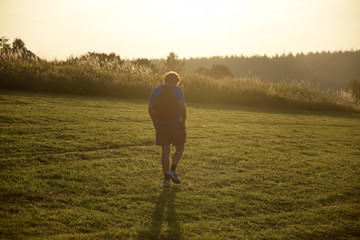 Wanderer auf einer Wiese
