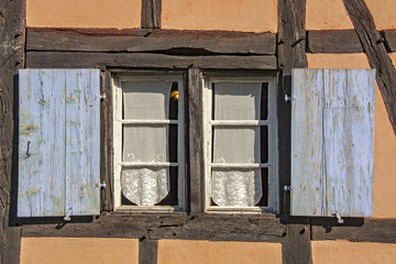 Ungersheim. Fenêtre ancienne sur maison à colombages. Haut Rhin, Alsace. Grand Est