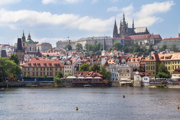 Obraz premium View of the St. Vitus Cathedral and Prague Castle