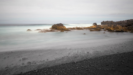 Lanzarote, Brandung an der Felsenküste bei El Golfo