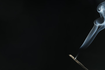 siyah arkaplanda tütsü dumanı 