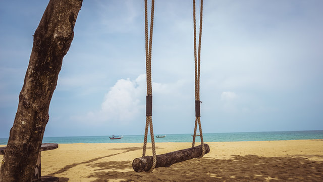 Schaukel am Baum am Strand von Thailand