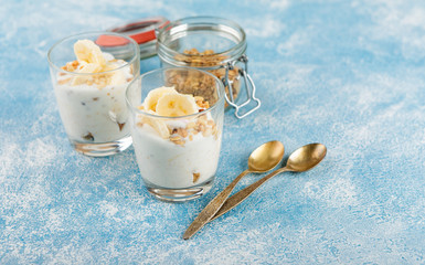 Breakfast of yoghurt, bananas and granola