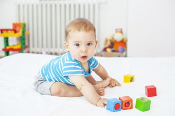 Naklejka premium Baby boy playing at home