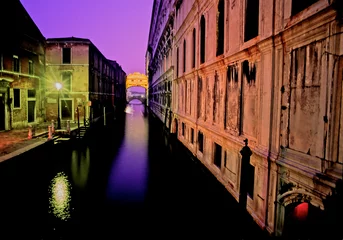 Photo sur Plexiglas Pont des Soupirs Ultra still scene. Distant View of the Bridge of Sighs along Venetian canal at midnight, Venice, Italy