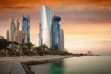 Fotobehang Blick auf die Wolkenkratzer im Zentrum von Doha, Katar, bei Sonnenuntergang © moofushi