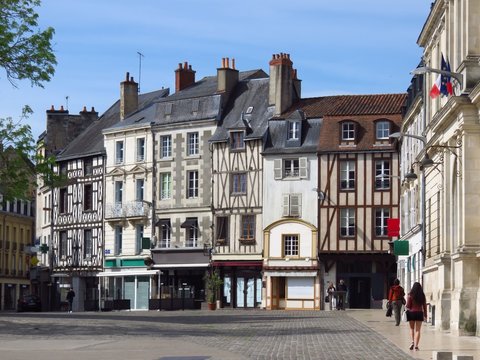 Centre ville de Poitiers, avec des maisons à colombage sur la place Charles de Gaulle (France)