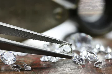 Gardinen brilliant cut diamond held by tweezers © Björn Wylezich