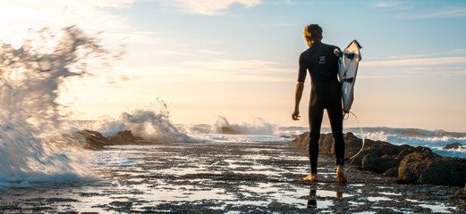 Surfista en playa La Milady