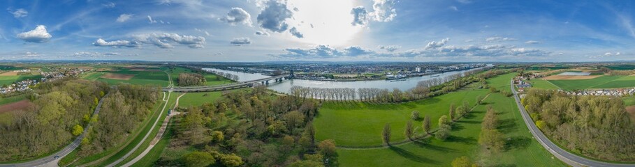 Fototapeta premium Hessisches Rheinufer vor der Rheinlandpfalztag Stadt Worms volle 360°