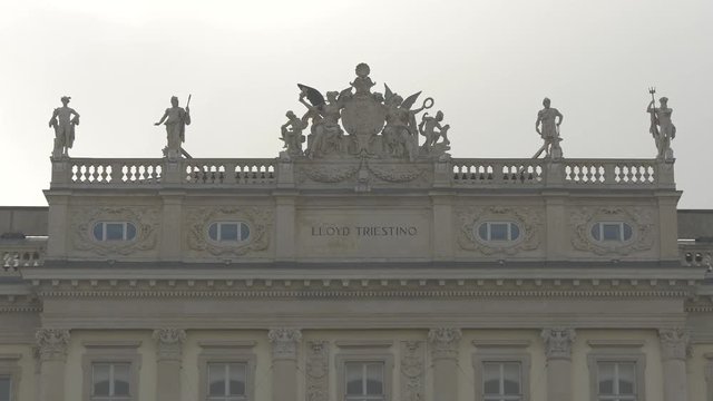 Palazzo del Lloyd Triestino's roof statues