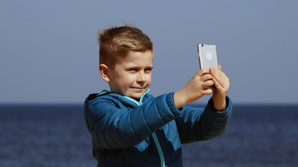 Chłopiec z telefonem © grzegorz